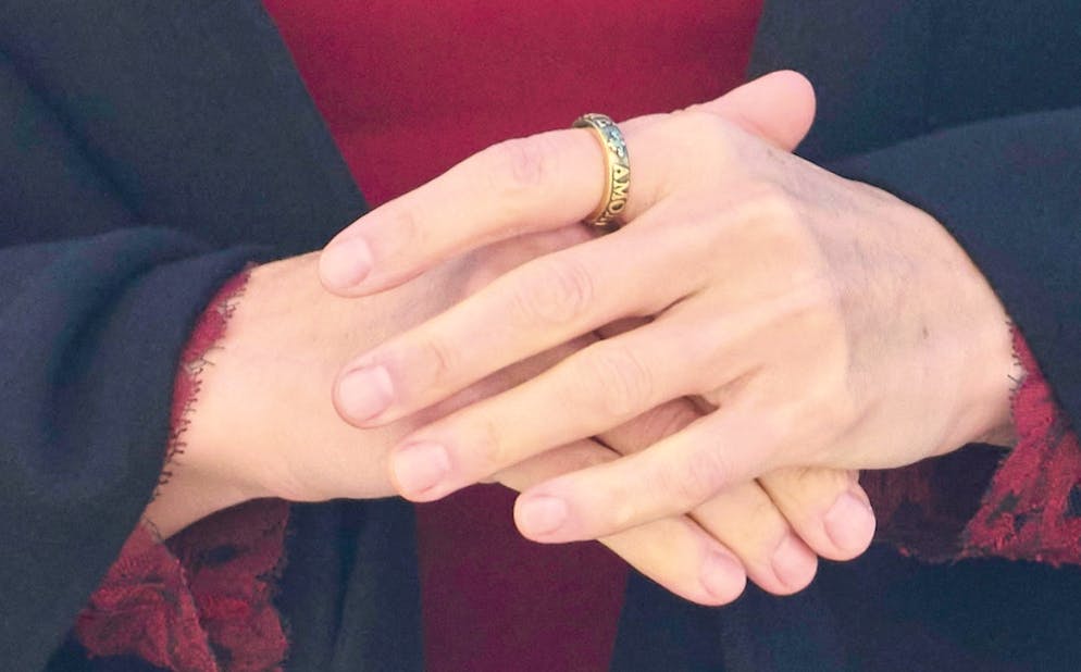 On Queen Letizia's gold ring are the four words 
