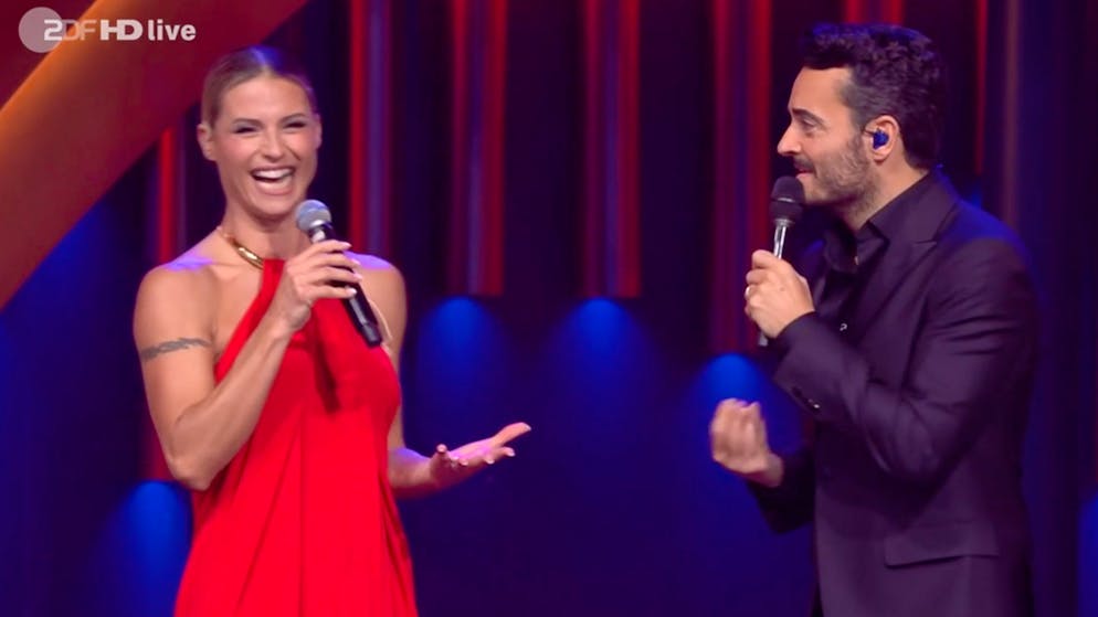 Performance con Zarrella. I fan criticano Michelle Hunziker su una TV tedesca: «Smettila di cantare»