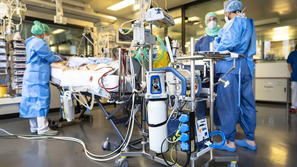 Spital-Statistik 2022. Dreimal mehr Menschen mit Corona hospitalisiert, als das BAG vermeldete