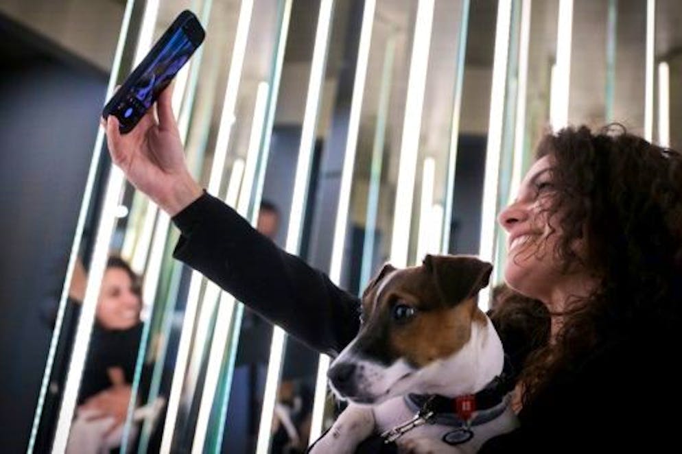 A Rome, les chiens aussi ont leur restaurant gourmet - Gallery. Sara prend un selfie avec son chien Mango au restaurant Fiuto à Rome, le 21 novembre 2023