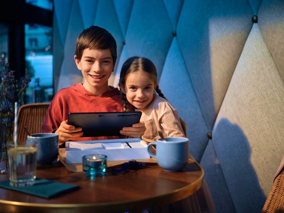 Le contrat d’utilisation des médias définit les règles qui s’appliquent au sein de la famille. Mais il a aussi un effet encore plus bénéfique: il facilite la vie quotidienne avec des enfants.