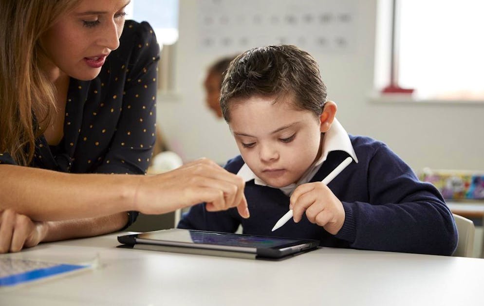Comme des grands: lors de l’établissement du contrat, les règles sont négociées ensemble, consignées par écrit, puis acceptées par une signature.