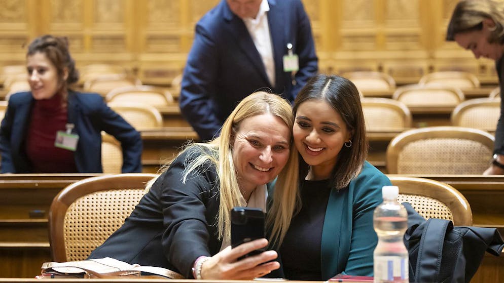Das sind die neuen Gesichter in Bundesbern. Farah Rumy (SP/SO) und ihre Berner Rats- und Parteikollegin Andrea Zryd beim Probesitzen im Nationalratssaal.