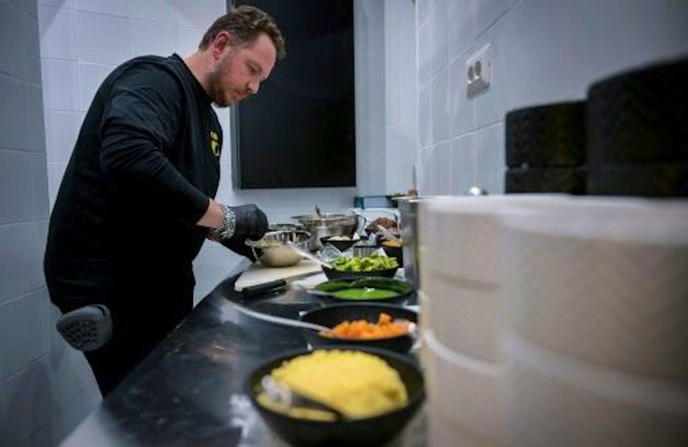 A Rome, les chiens aussi ont leur restaurant gourmet - Gallery. Luca, chef cuisinier et dresseur de chiens, prépare des plats destinés aux chiens au restaurant Fiuto à Rome, le 21 novembre 2023