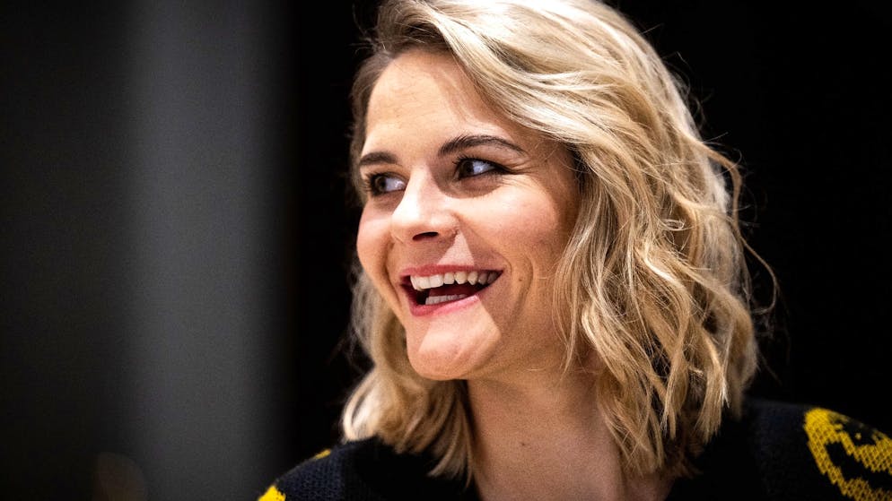 Kein Witz: Komiker-Treffen im Vatikan. Papst Franziskus albert mit Hazel Brugger herum