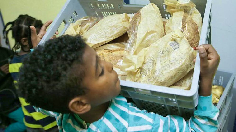 Wohl auf Unterstützung von Organisationen wie "Schweizer Tafel" angewiesen: Asylsuchende und vorläufig Aufgenommene erhalten im Aargau für die Verpflegung im nächsten Jahr 8.50 Franken pro Tag - 50 Rappen mehr als bisher (Archivbild).