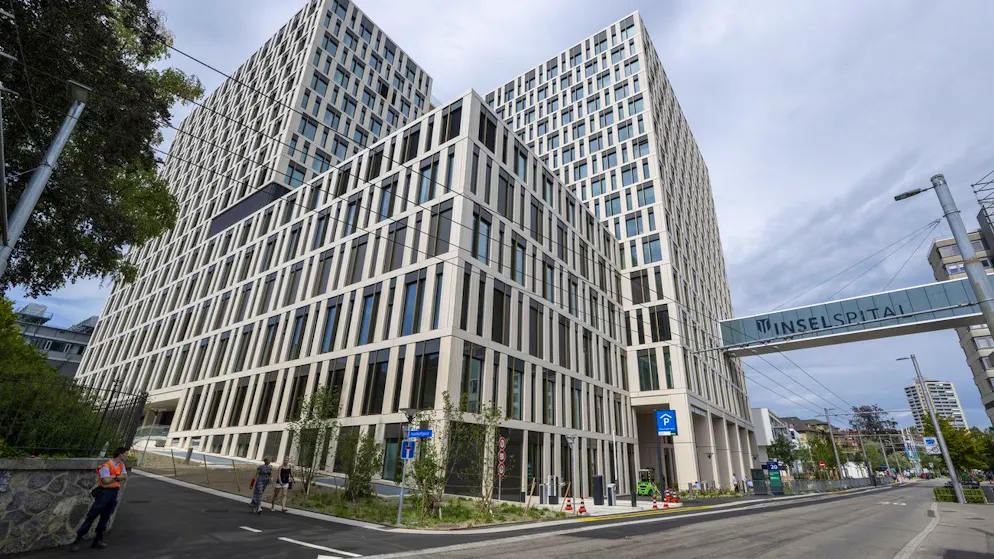 Ondate di Covid e influenza. I primi ospedali svizzeri reintroducono le mascherine obbligatorie