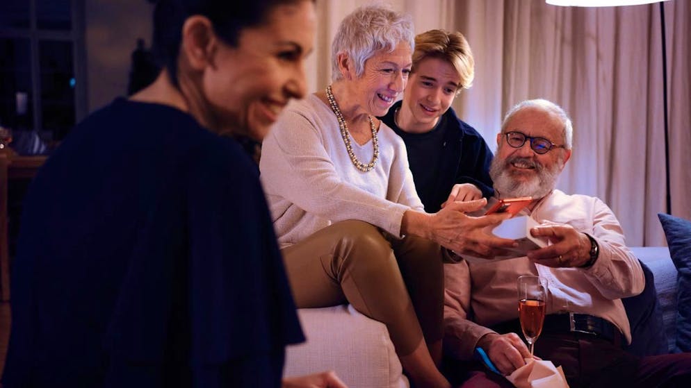 Un Noël durable. Des cadeaux pour parer aux batteries vides et aux regards indiscrets
