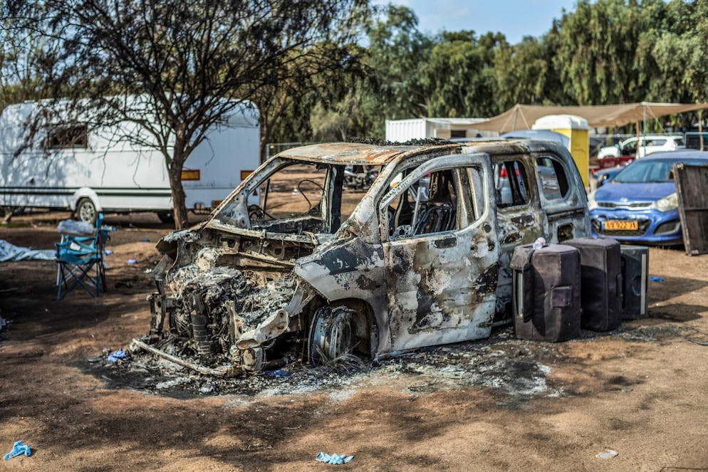 Una veduta dei veicoli distrutti vicino al sito del festival musicale. 260 persone sono morte nell'attacco terroristico di Hamas a quel raduno.