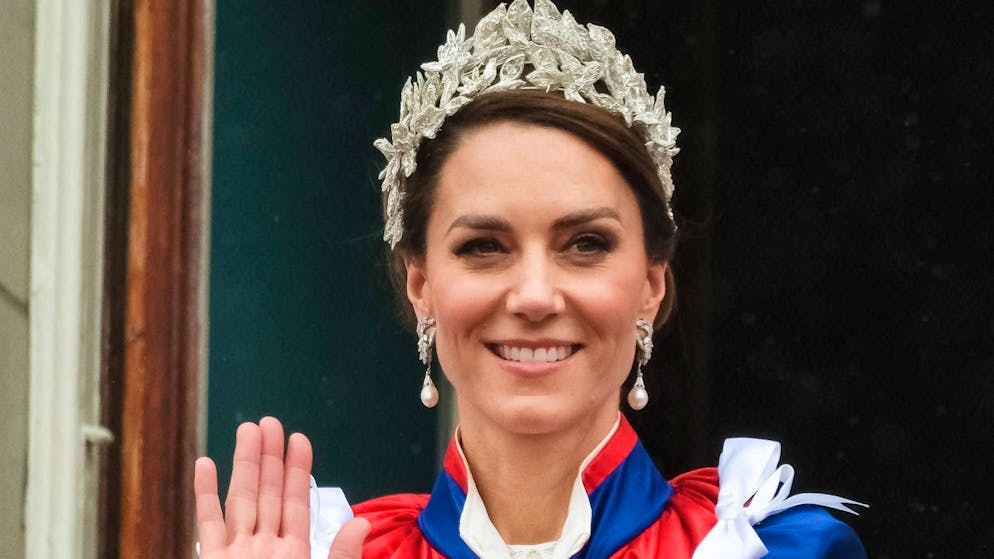 «Nervenaufreibender Prozess». Designerin packt über Prinzessin Kates Kopfschmuck aus