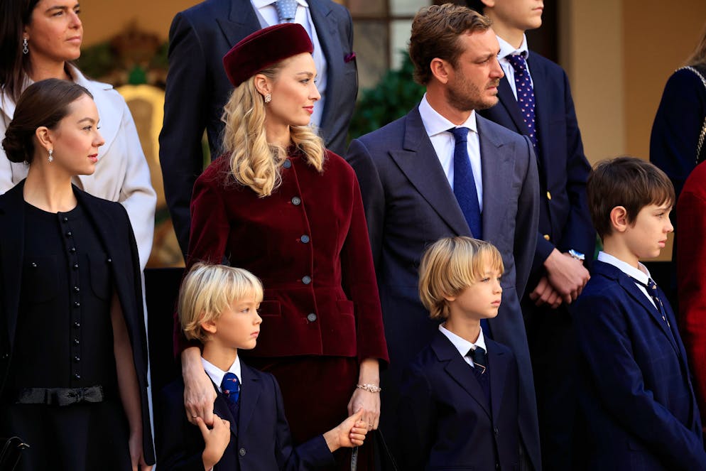 Stile reale: l'abito di velluto di Camilla. Ecco la festa nazionale monegasca: Beatrice Borroméo (al centro) ha sfoggiato un look elegante insieme a Pierre Casiraghi in un completo di velluto bordeaux firmato Dior.