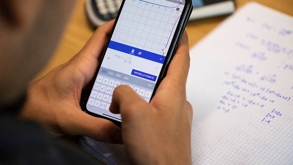 La rentrée scolaire en France a également été marquée par une expérimentation de l'interdiction du téléphone, dès l'entrée de l'établissement (photo symbolique).