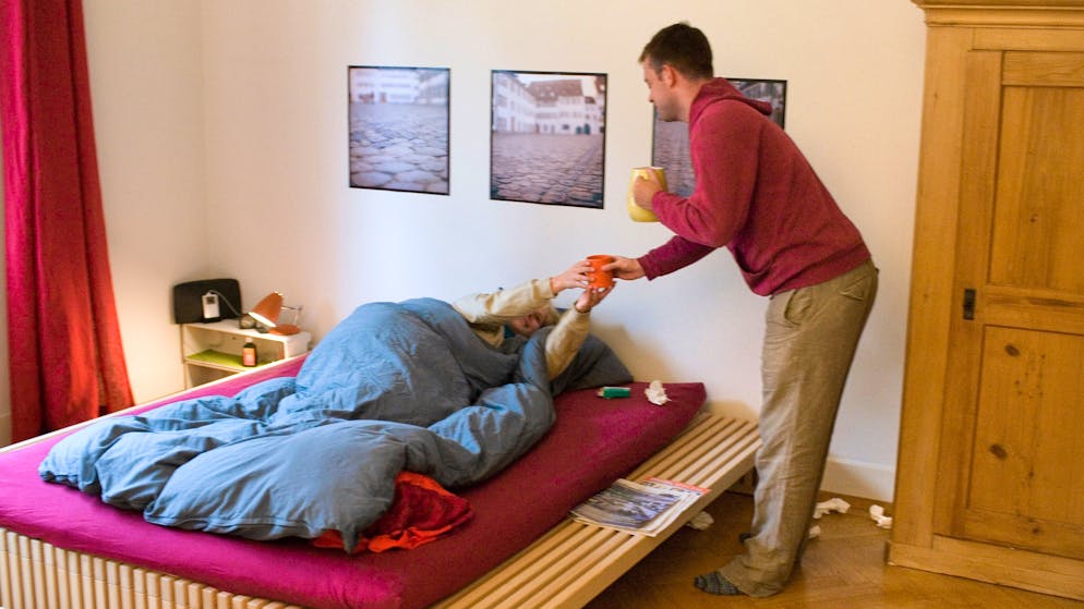 Krank im Bett – glücklich ist, wer einen Pflegenden hat.