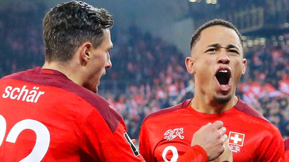 Fabian Schär und Noah Okafor müssen vor dem Nati-Zusammenzug noch nach Australien fliegen.