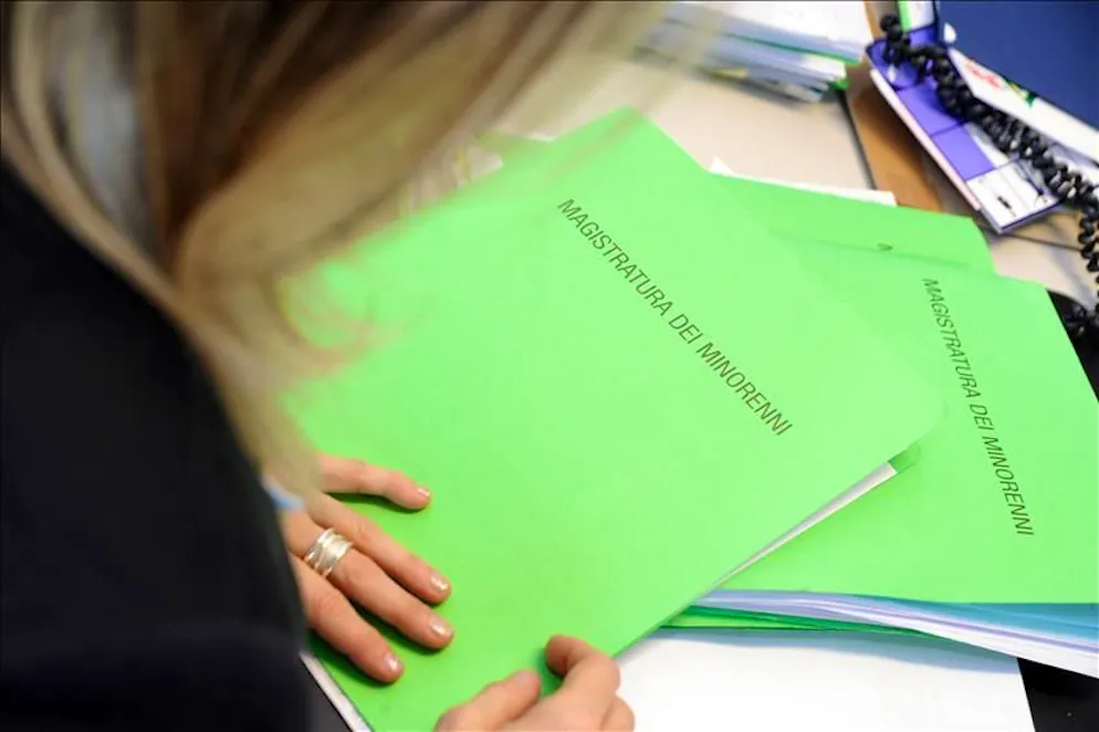 Anche sette minorenni sospettati di aver condiviso con terzi materiale pornografico 