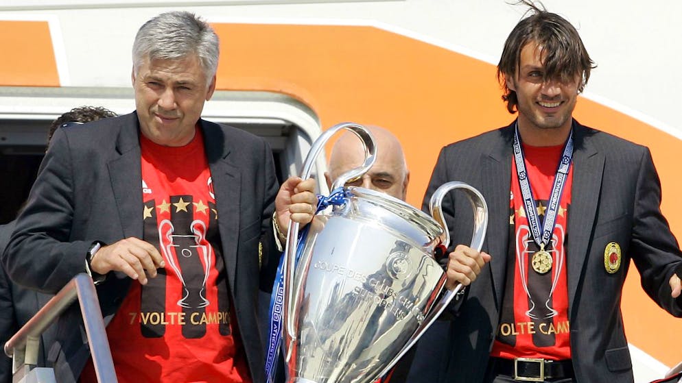 Paolo Maldini, allora capitano del Milan, in compagnia di Carlo Ancelotti, tiene la coppa dalle grandi orecchie vinta nel 2007. 