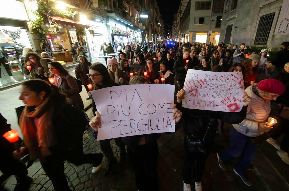 Circa 500 persone hanno dato vita a una fiaccolata a Napoli in ricordo di Giulia Cecchetin e di tutte le vittime del femminicidio.