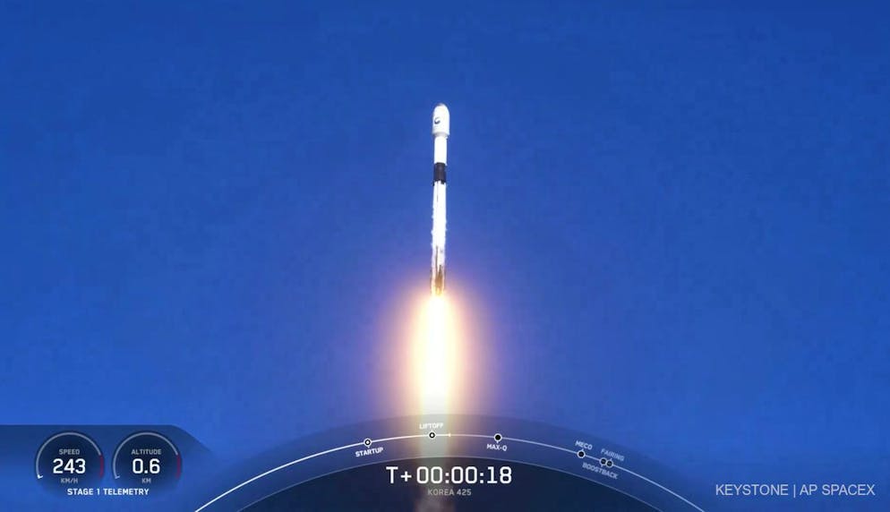Sur cette image tirée d'une vidéo fournie par SpaceX, la Corée du Sud lance son premier satellite militaire espion depuis la base spatiale de Vandenberg, en Californie, le vendredi 1er décembre 2023. Utilisant la fusée Falcon 9 de SpaceX, il s'agit du premier des cinq satellites espions que la Corée du Sud prévoit d'envoyer dans l'espace d'ici 2025.