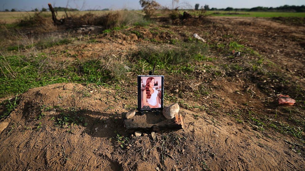 La foto di una vittima del festival musicale al confine con la striscia di Gaza attaccato il 7 ottobre dai militanti di Hamas, con un bilancio di almeno 360 morti. Secondo il New York Times, l'intelligence israeliana era stata informata sul possibile attacco.