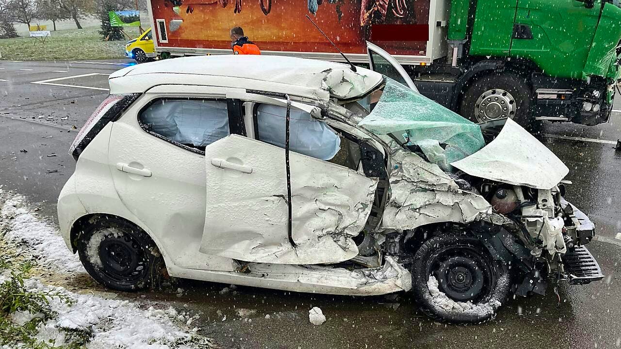 Verkehrsunfall: Junge Autolenkerin Bei Kollision In Wuppenau TG ...