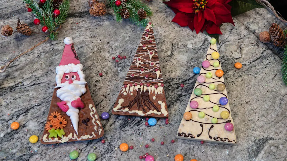 Selbstgemachte Schokolade in der Showküche der ältesten noch existierenden Schweizer Schokoladenmanufaktur Cailler in Broc im Kanton Freiburg, dekoriert für Weihnachten.