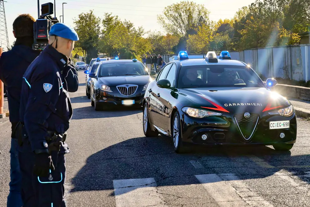 Il corteo di Carabinieri che scorta Filippo Turetta, studente indagato per l'omicidio dell'ex fidanzata Giulia Cecchettin, arriva al carcere di Montorio a Verona, 25 novembre 2023.