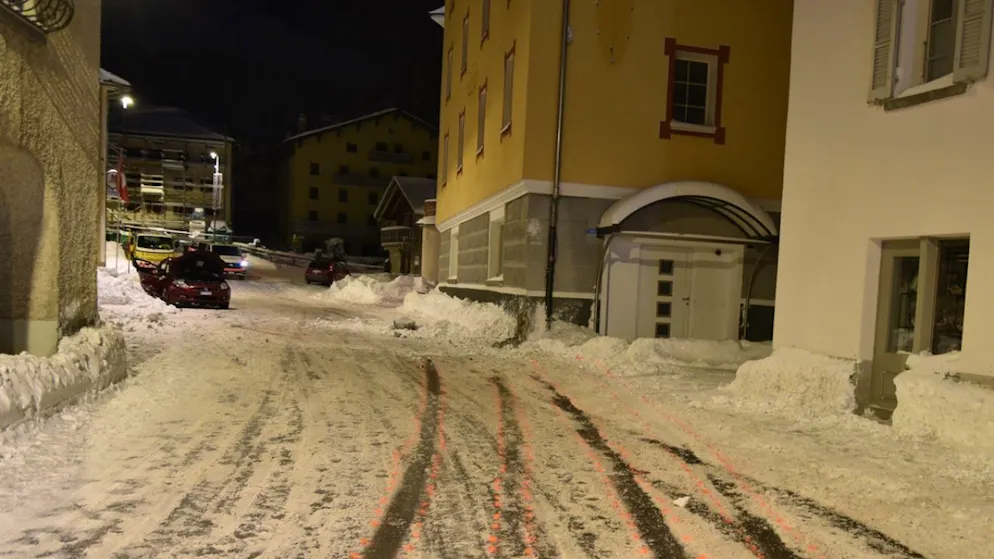 Il conducente ha perso il controllo del veicolo a causa della carreggiata innevata.