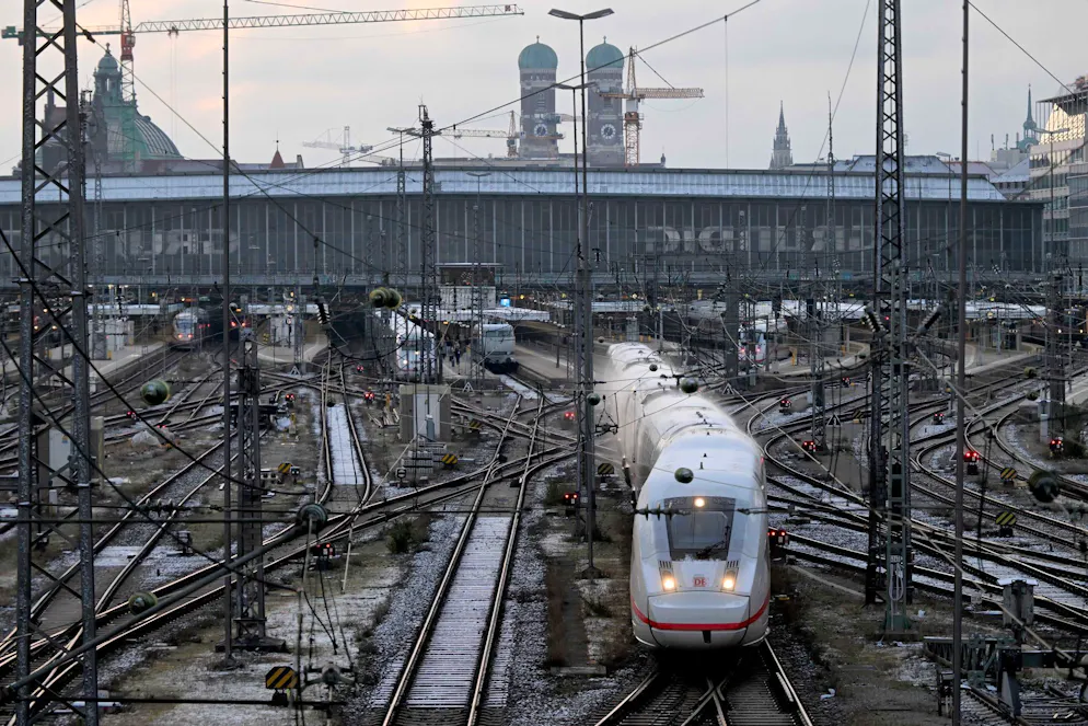 Ein ICE am Hauptbahnhof in München. Die Bundespolizei verwahrt nun 15'000 Euro, die eine Passagierin im Zug gefunden hat.