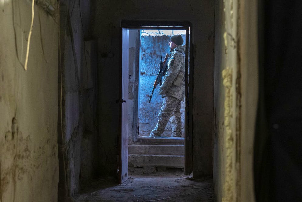 Un soldato ucraino si trova davanti a una piroga nella città in prima linea nella regione di Kharkiv.