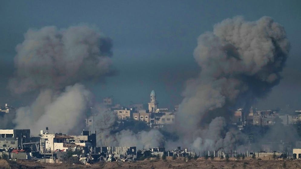 Fumo intenso dopo un bombardamento israeliano nella Striscia di Gaza