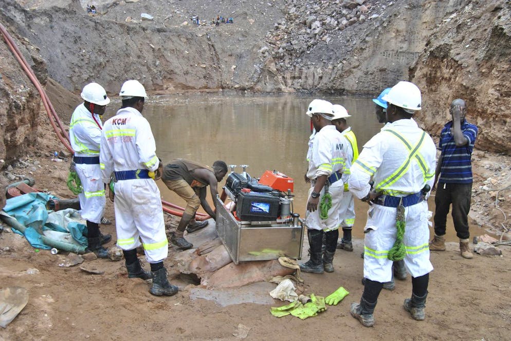 Lavoratori di una miniera sono visti durante una missione di salvataggio a Chingola, circa 400 chilometri a nord della capitale Lusaka, Zambia, sabato 2 dicembre 2023.