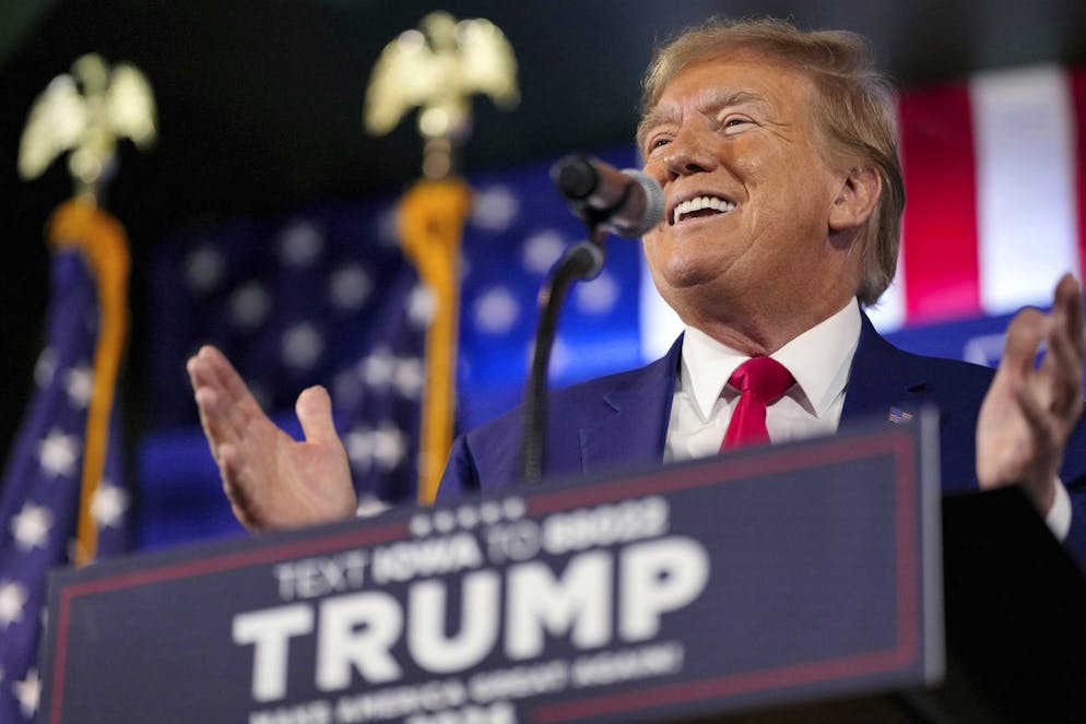 L'ex presidente Donald Trump parla durante un comizio di Commit to Caucus, sabato 2 dicembre 2023 ad Ankeny, Iowa.