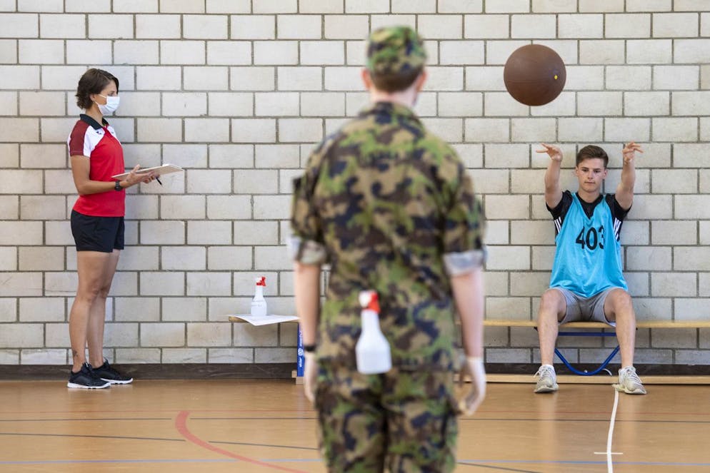 Ein junger Rekrut stellt sich im Rekrutierungszentrum Aarau während der Pandemie dem Sporttest während der Aushebung.