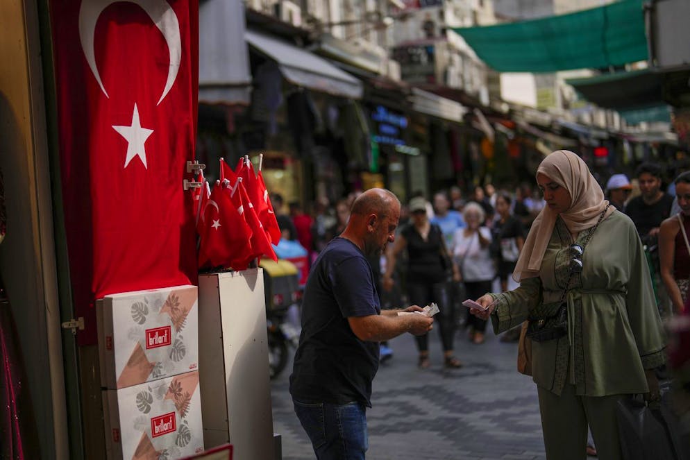 Prise dans une spirale de dévaluation et d'inflation, la Turquie connaît une inflation à deux chiffres sans discontinuer depuis fin 2019, rendant le coût de la vie difficilement supportable pour de nombreuses familles.