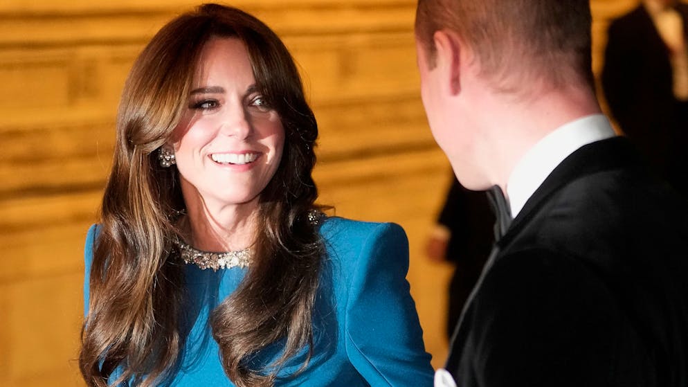 Kate im medialen Sturm. Cape-Kleid mit Botschaft für Meghan?