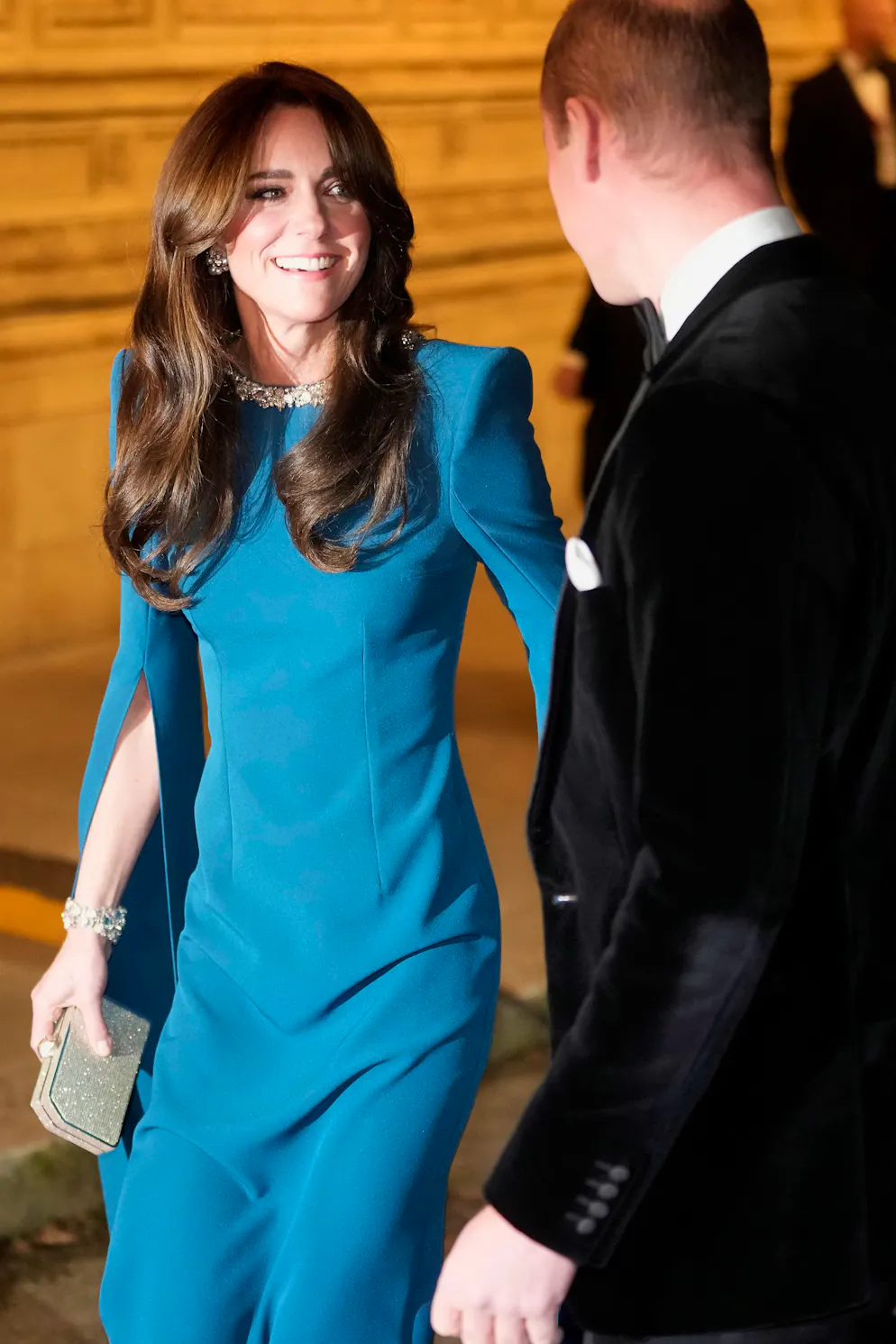 La «robe cape» de Kate. Ces derniers temps, la princesse Kate ne cesse de faire sensation avec ses looks. Lors du gala de bienfaisance au Royal Albert Hall à Londres par exemple, l'épouse de William arborait une robe longue à épaules marquées et à manches-cape d'un bleu pétrole.