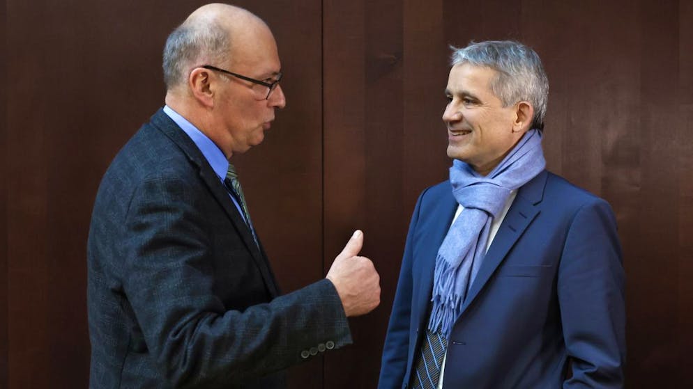 Il candidato socialista Beat Jans (a destra) a colloquio con il presidente dell'Unione dei contadini e consigliere nazionale Markus Ritter (Centro/SG). Dopo di lui i rappresentanti degli agricoltori hanno ascoltato anche l'altro candidato del PS, Jon Pult.