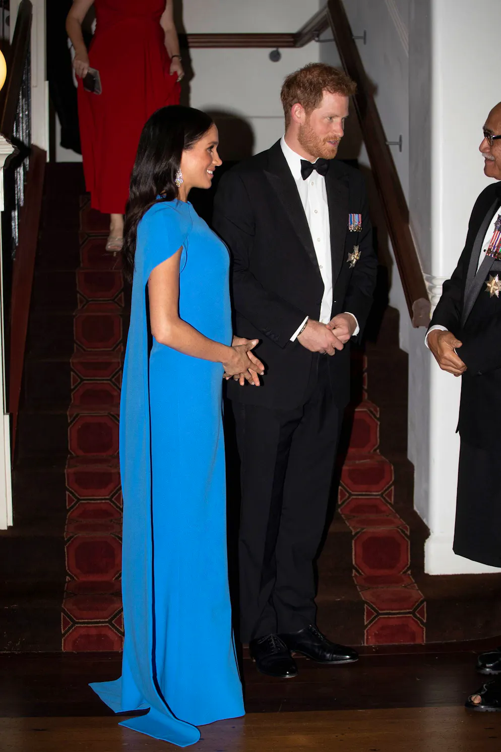 La «robe cape» de Kate. ... qui rappelait pourtant bien celle de sa belle-soeur Meghan. Celle-ci l'avait portée en 2018. Il s'agit, en effet de la même marque. 