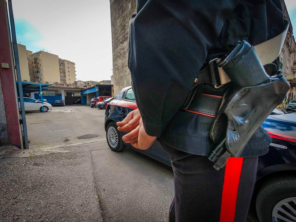 Nell'immagine illustrativa d'archivio un carabiniere piantona una scena del crimine. 