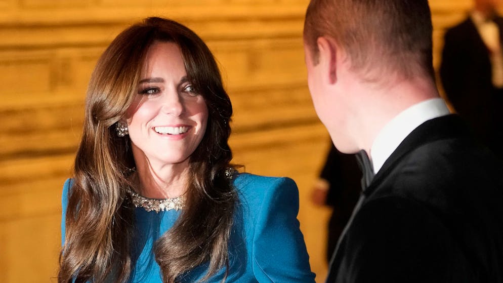 In piena tempesta. Kate indossa un abito a mantello con un messaggio per Meghan?