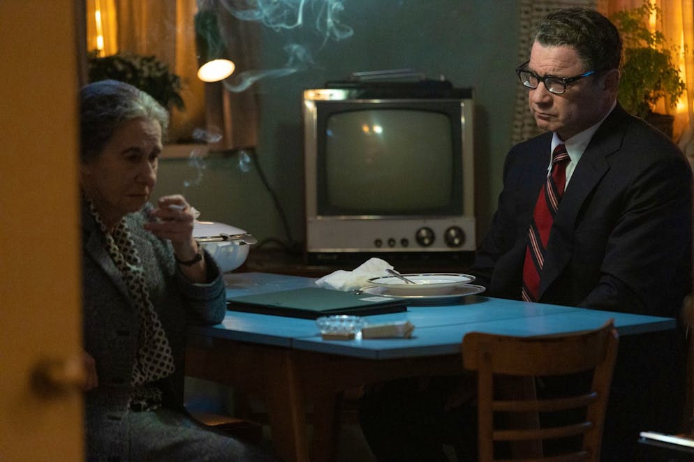 «Golda» mit Helen Mirren. Verhandlungen bei einem Teller Suppe und einer Zigarette: Die israelische Premierministerin und Kettenraucherin Golda Meir (Helen Mirren) und US-Aussenminister Henry Kissinger (Liev Schreiber) während des Jom-Kippur-Krieges von 1973.