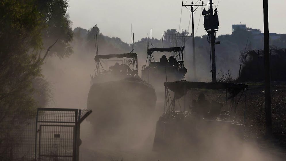 I primi carri armati israeliani sono stati visti questa mattina nel centro di Khan Yunis, dove tra l'altro si ritiene sia nascosto il capo di Hamas nella Striscia, Yahya Sinwar.