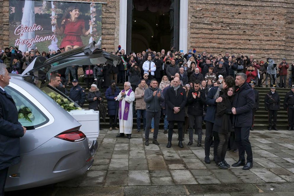 Il feretro di Giulia arrivato nella basilica di Santa Giustina: inizia il  funerale, Oggi Treviso, News