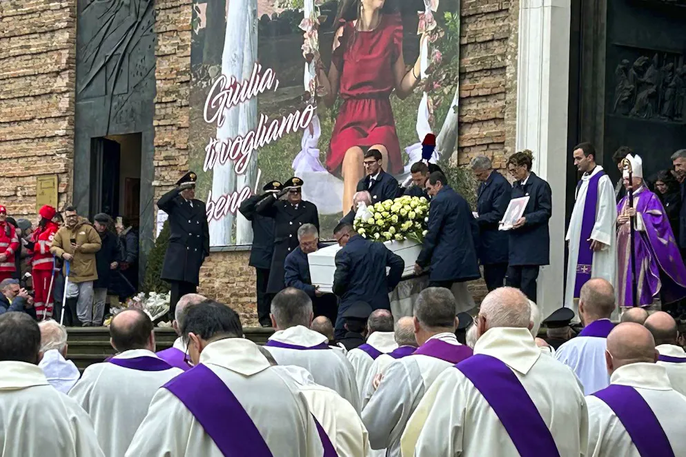 Il funerale di Giulia Cecchettin. Ii feretro bianco esce dalla basilica accolto da un grande e lunghissimo applauso tra i diecimila sul sagrato e in Prato dalla Valle. Grande la commozione, i campanelli e le chiavi agitati dai ragazzi per fare rumore, i cori «Giulia, Giulia».