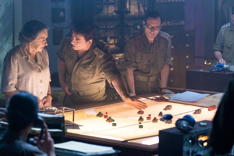 «Golda» mit Helen Mirren. «Ich habe schon öfter Jüdinnen gespielt, aber ich bin nicht jüdisch. Das habe ich Guy beim ersten Meeting gesagt und ich hätte es verstanden, wenn er mir deswegen die Rolle nicht hätte anbieten wollen», erklärt Mirren. Für Guy Nattiv war das jedoch kein Problem: «Helen war mit 29 Jahren im Kibbutz und bereiste das Land. Sie kennt Israel aus jener Zeit», so der 40-jährige.