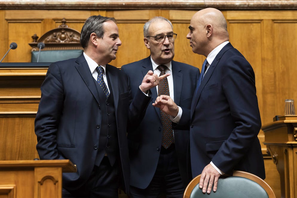 Wachablöse im Bundesrat? Von links: Mitte-Parteichef Gerhard Pfister diskutiert an der Wintersession mit SVP-Bundesrat Guy Parmelin und SP-Bundesrat Alain Berset, der Ende Jahr zurücktritt.
