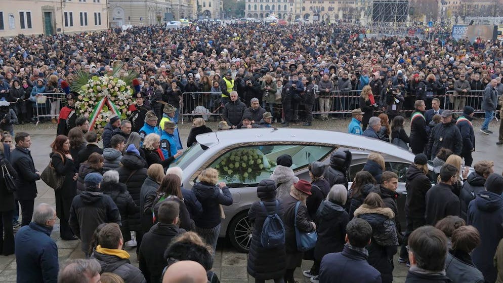 Femminicidio. Il rumore di 10.000 persone e rose bianche al funerale di Giulia Cecchettin