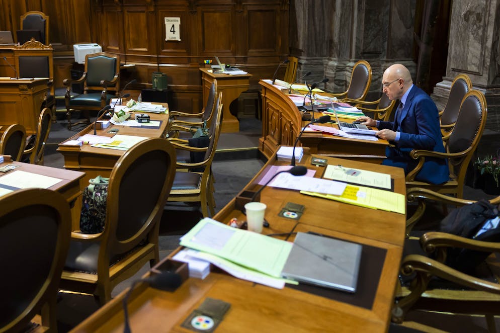 Daniel Jositsch widmet sich an seinem Arbeitsplatz im Ständerat der Lektüre.