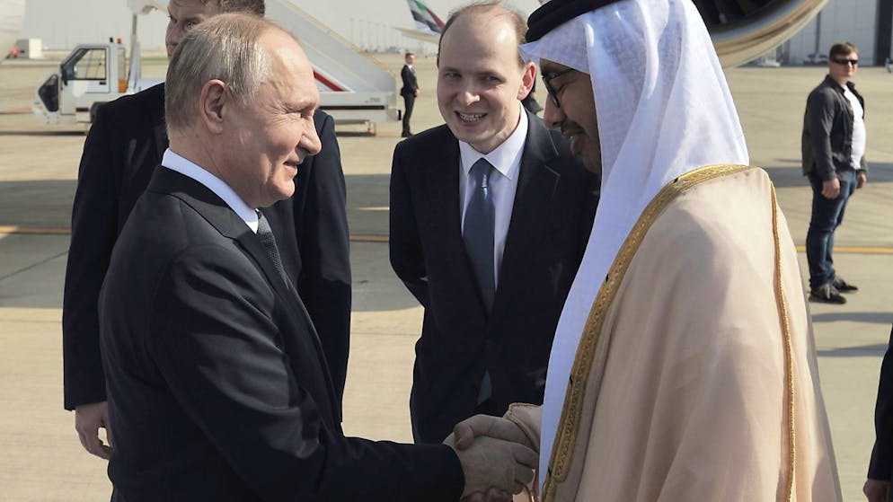 Abdullah bin Zayid Al Nahyan (r.), Außenminister der Vereinigten Arabischen Emirate, begrüßt Russlands Präsidenten Wladimir Putin (l.). Foto: Andrei Gordeyev/Sputnik Kremlin/AP/dpa - ACHTUNG: Nur zur redaktionellen Verwendung und nur mit vollständiger Nennung des vorstehenden Credits