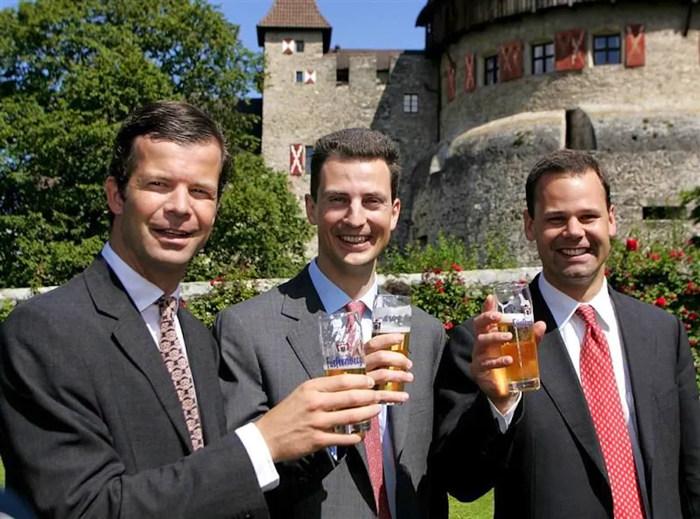 Il principe Constantin (a destra) con il principe Massimiliano e il principe ereditario Alois (al centro) durante una festa di Stato a Vaduz.